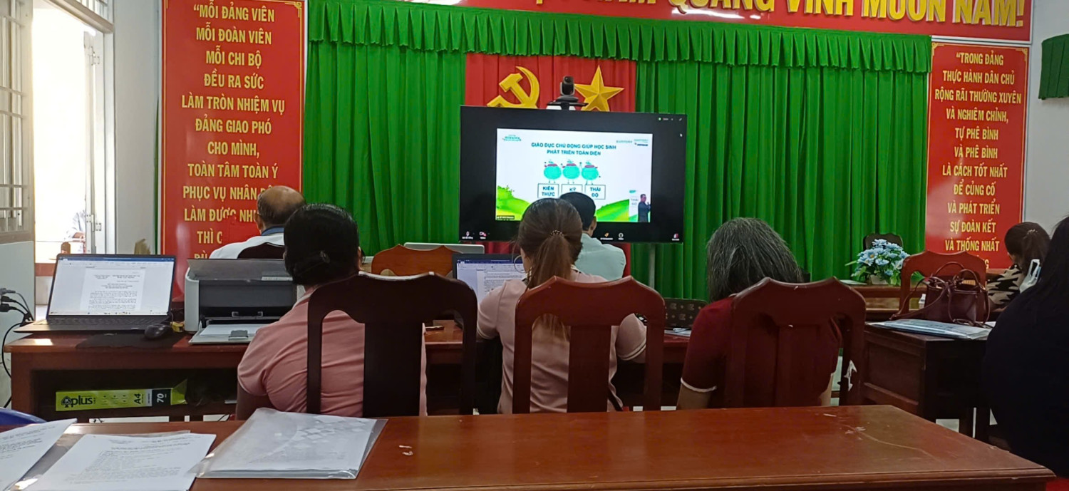 Tập huấn lồng ghép giáo dục nước sạch.